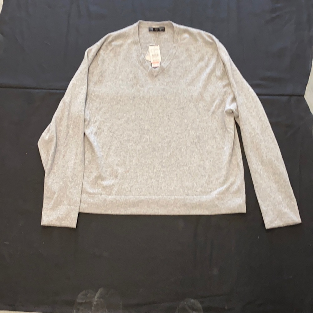V neck cut light sweater